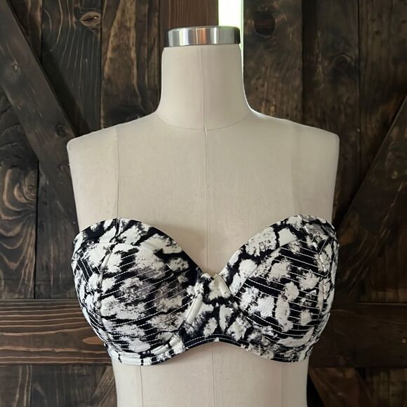 🌟Host Pick🌟 Rvca black & white Bandeu bikini top Sz- Lrg - Picture 1 of 11